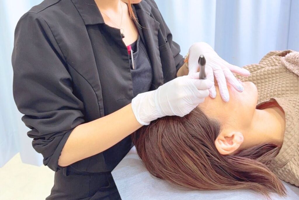 artmake RAIKA アートメイク 施術の様子